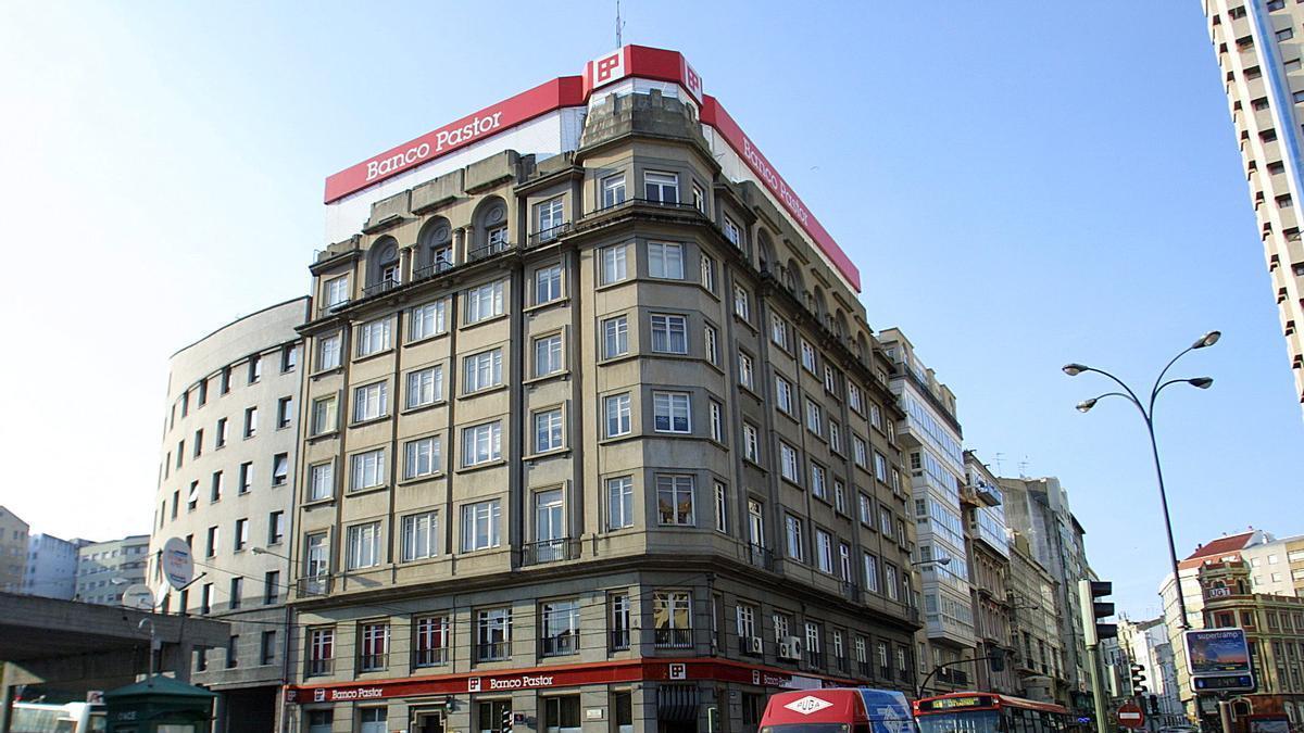 Edificio ubicado entre Fernández Latorre y Enrique Hervada.