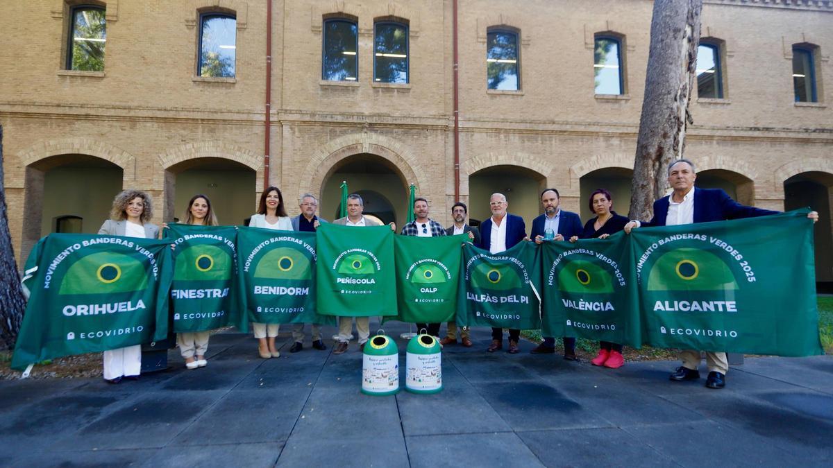Los ganadores de las banderas verdes de la Comunitat Valenciana de este año, tras el acto de entrega de premios celebrado en la sede de la Conselleria de Medio Ambiente en València, seis de ellos municipios alicantinos