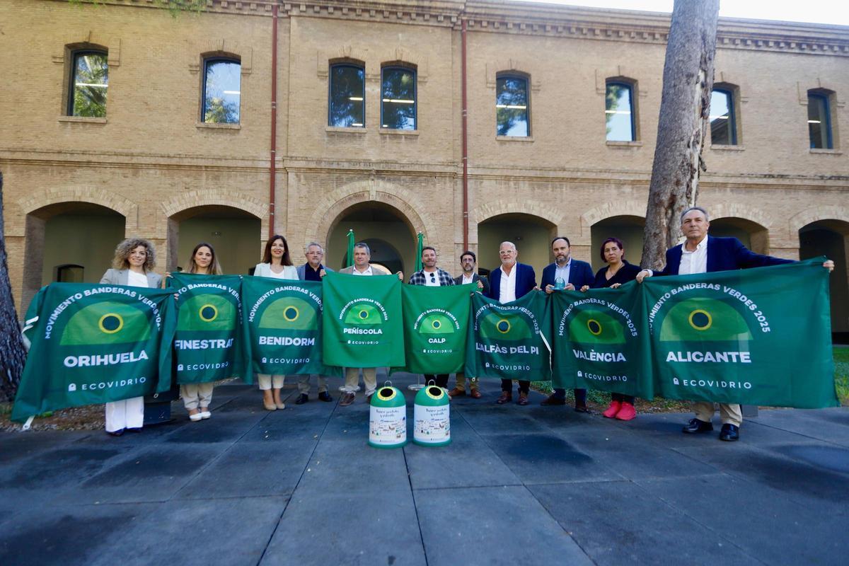 Los ganadores de las banderas verdes de la Comunitat Valenciana de este año, tras el acto de entrega de premios celebrado en la sede de la Conselleria de Medio Ambiente en València, seis de ellos municipios alicantinos