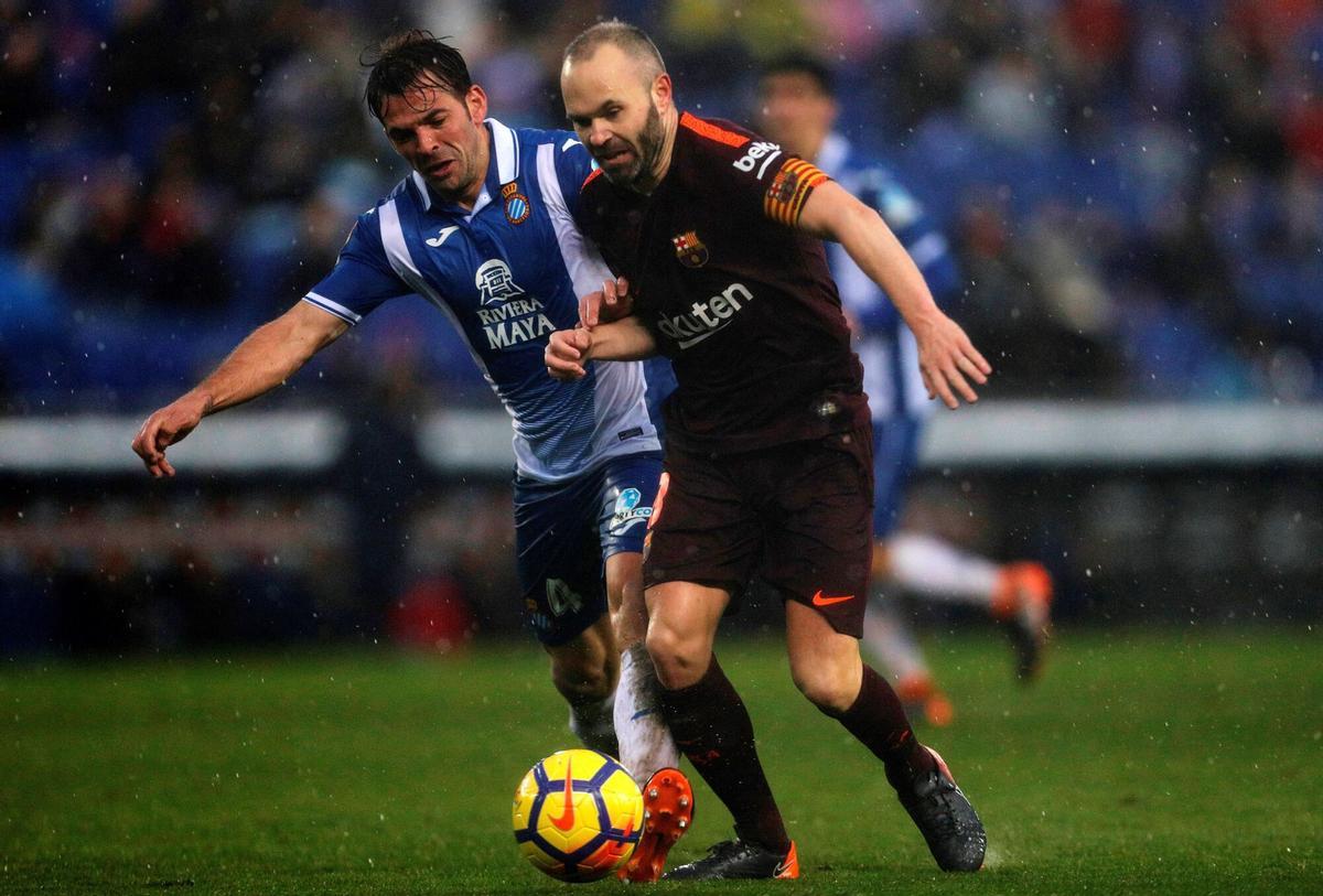 GRAF4913. BARCELONA, 04/02/2018.- El centrocampista del FC Barcelona Andrés Iniesta y el centrocampista del Espanyol Víctor Sánchez durante el partido de la vigésimo segunda jornada de Liga que disputan en el RCDE Stadium. EFE/Alejandro García. victor sanchez - andres iniesta. liga españa 2017/2018 espanyol - barça. accion capitan camiseta burdeos. nuevo estadio cornella/el prat