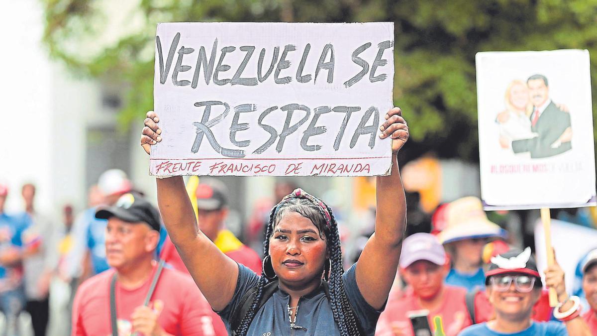 Una mujer con un cartel en una marcha en favor de Nicolás Maduro.