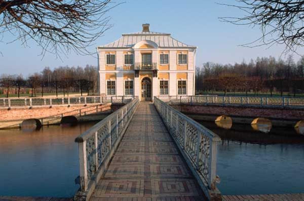 El Palacio Marly es uno de los tres pabellones que se encuentran en Parque Inferior de Peterhof.