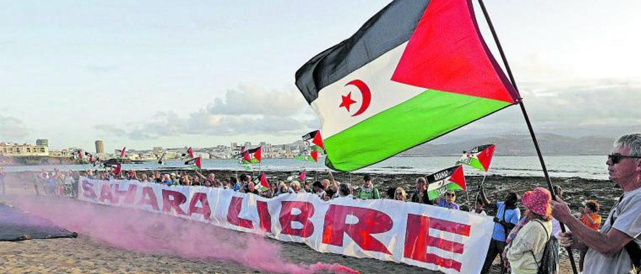 La pancarta de ‘Sáhara libre’ de 25 metros desplegada ayer en el Confital por la Asociación Canaria de Juristas por la Paz y los Derechos Humanos. | | EFE/ELVIRA URQUIJO A.