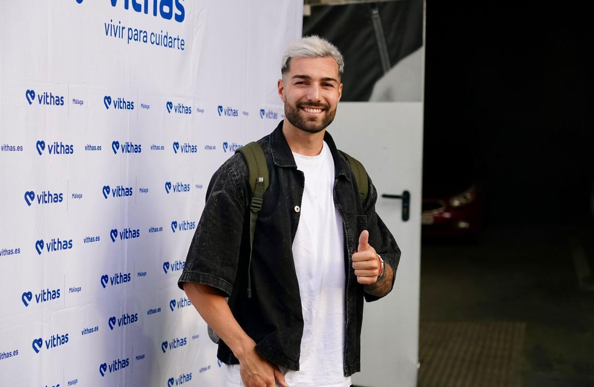 Álex Pastor posa antes de pasar el reconocimiento médico.