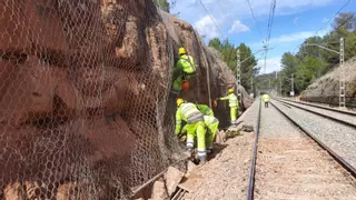 Adif saneja el talús afectat per l’esllavissada que va fer descarrilar un tren de l'R4 diumenge