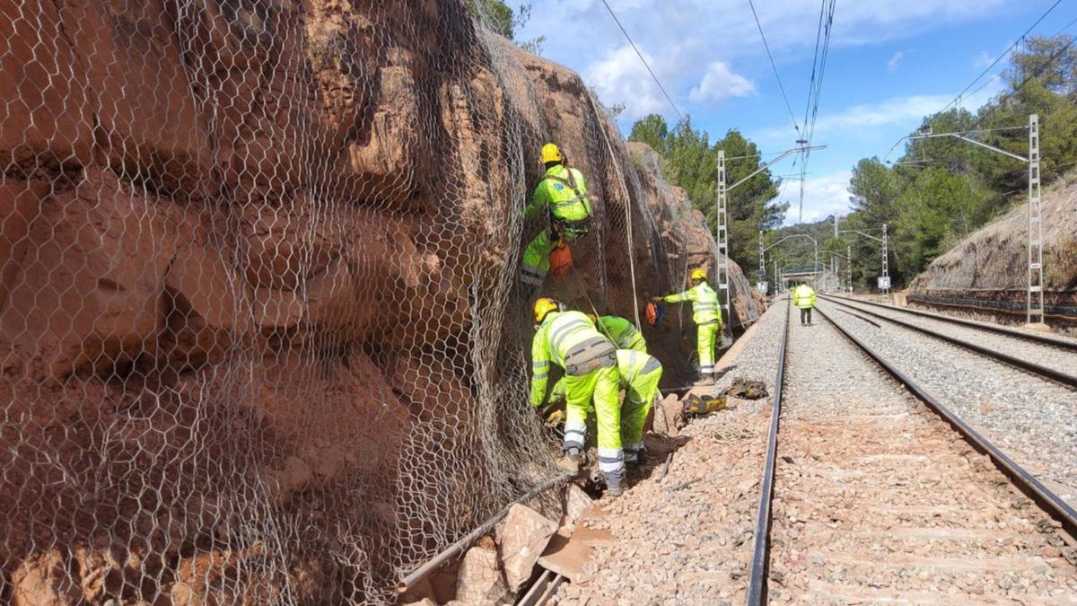 Operaris treballant al tram on diumenge va descarrilar un tren de Rodalies entre Vacarisses i Castellbell