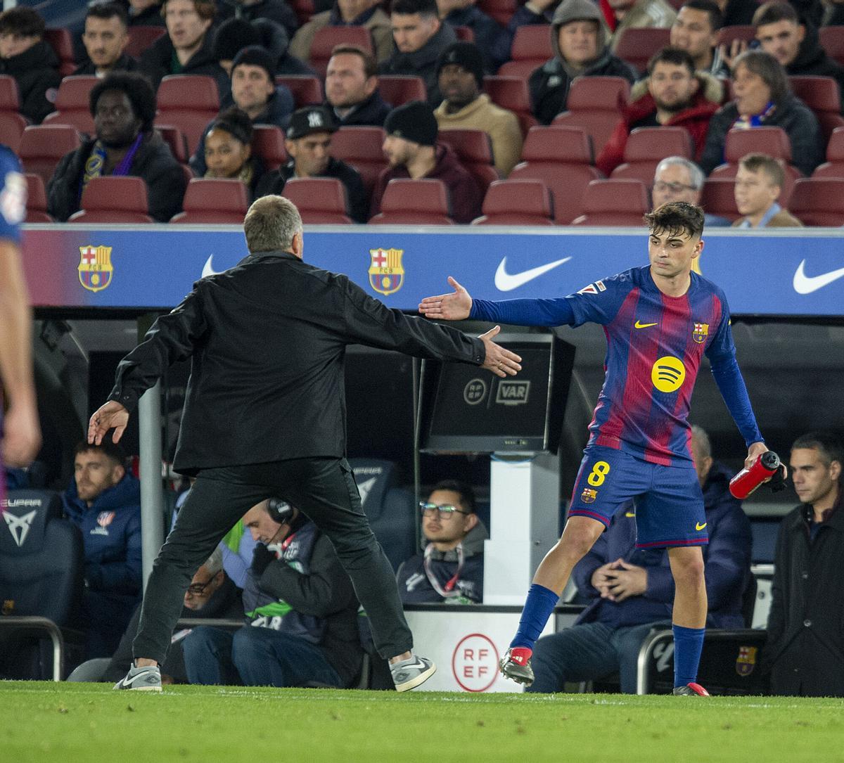 Flick felicita a Pedri tras sustituirle durante el partido de liga entre el FC Barcelona y el Atlético de Madrid en el Spotify Camp Nou