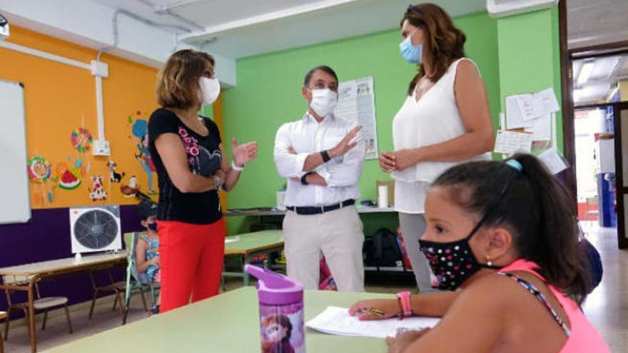 El alcalde, en la reciente visita al colegio de Las Retamas, en el distrito de Ofra.