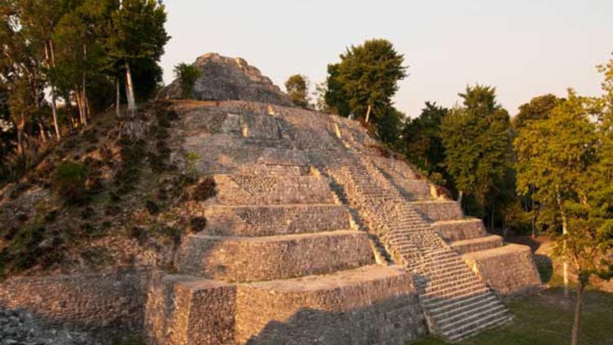 Comienza a restaurarse el sitio arqueológico de Yaxhá