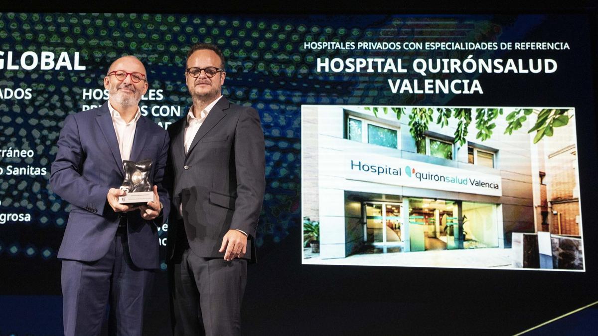 Ximo Montenegro, gerente del Hospital Quirónsalud Valencia, recogiendo el Premio TOP 20