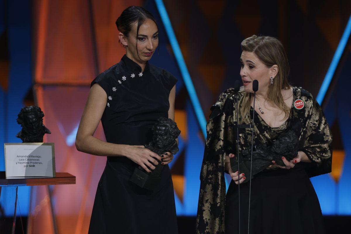 Laia Casanovas y Yasmina Praderas (derecha), este sábado tras recoger sus premios.