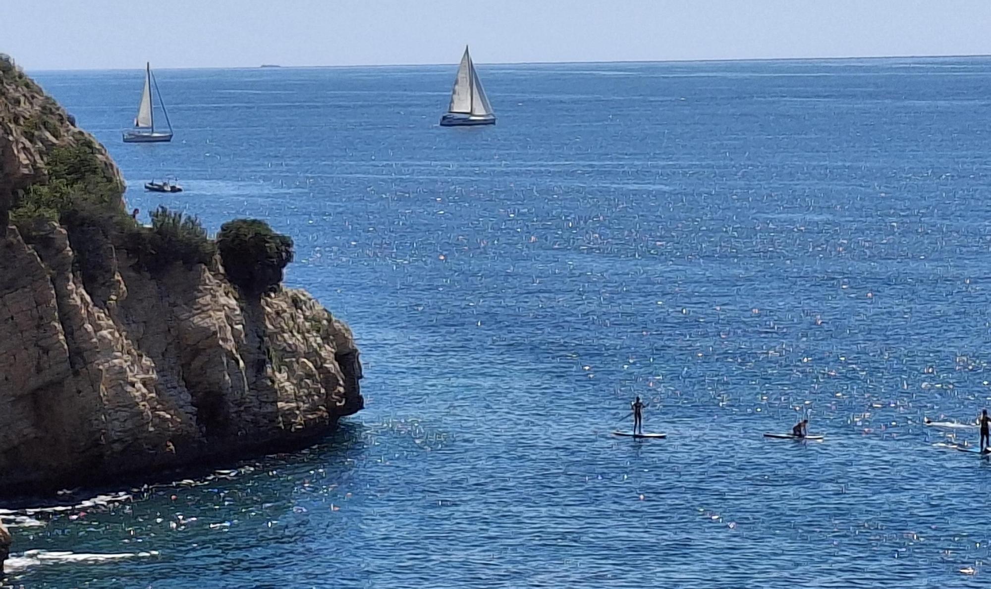 Un horizonte de dientes de sierra: el espectáculo de la vela en la bahía de Xàbia (imágenes)