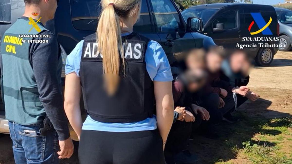 Una agente del SVA participa con un guardia civil en el desmantelamiento de una fábrica ilegal de tabaco en Andalucía.