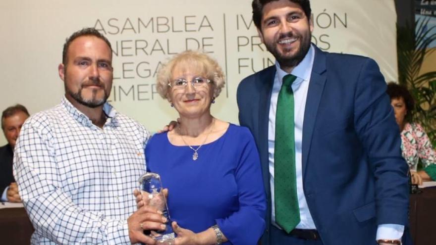 El presidente regional, con dos distinguidos en la gala de Alimer.