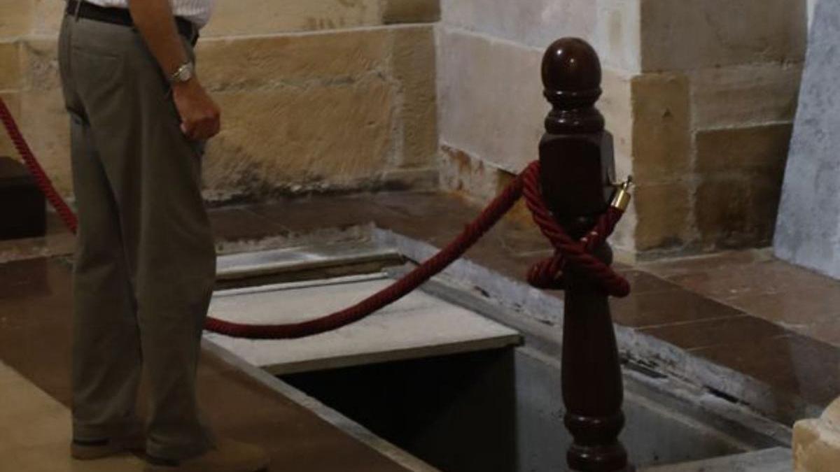 Tumba en la capilla de Covadonga de la Catedral preparada para acoger el féretro. | L. M.