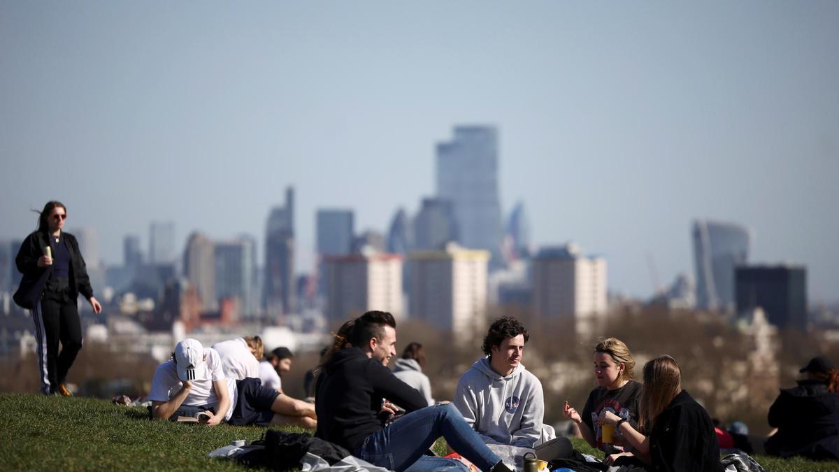 Grupos de jóvenes en un parque de Londres