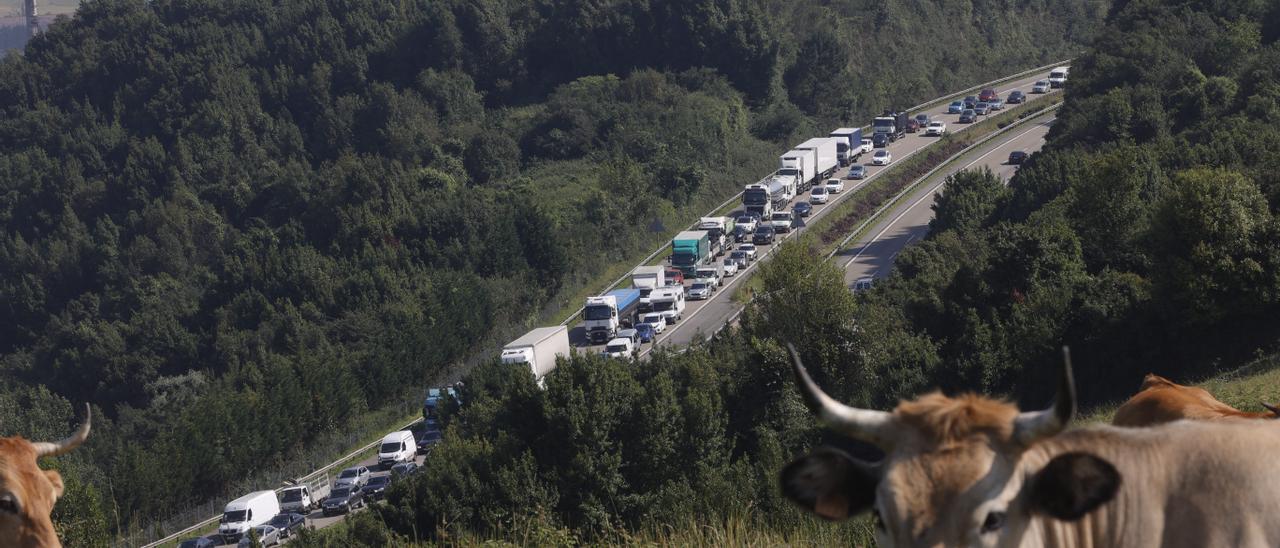 Gran atasco en la salida de Gijón por obras en la carretera