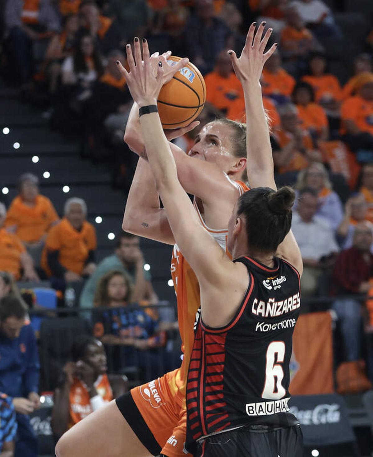 Les imatges del partit d'anada de la semifinal del play-off entre el València i l'Spar Girona