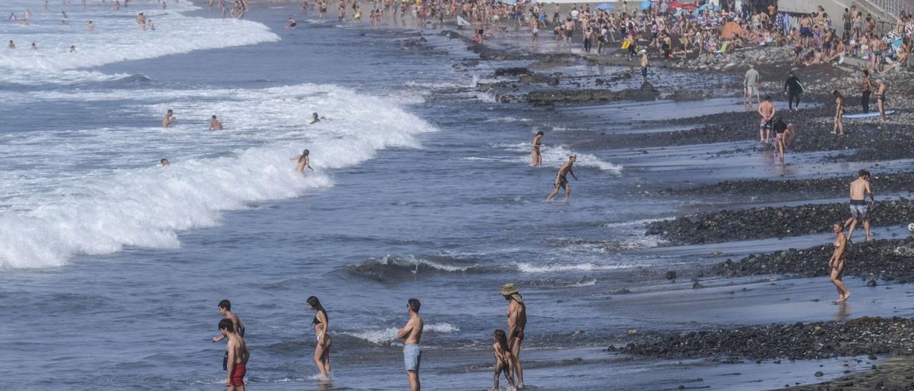 Reboso de personal, este sábado, en la playa de Las Canteras, en una capital con temperaturas máximas de casi 26 grados centígrados. | | JOSÉ CARLOS GUERRA