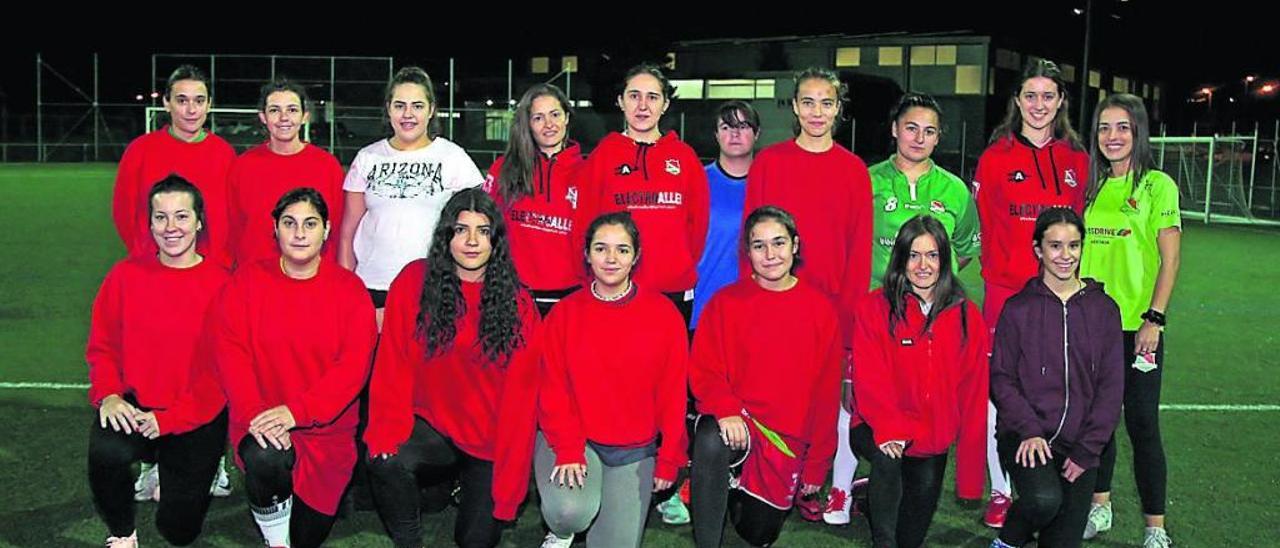 Imagen del entrenamiento del Atlético Estrada en el campo Manuel Regueiro. // Bernabé/J. Carlos Asorey