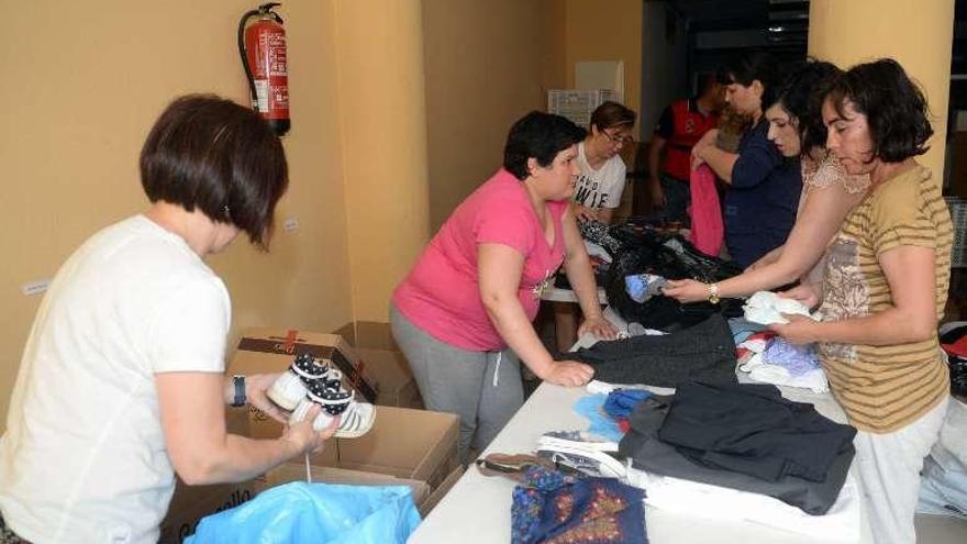 Voluntarios embalan los productos para refugiados sirios. // Noé Parga