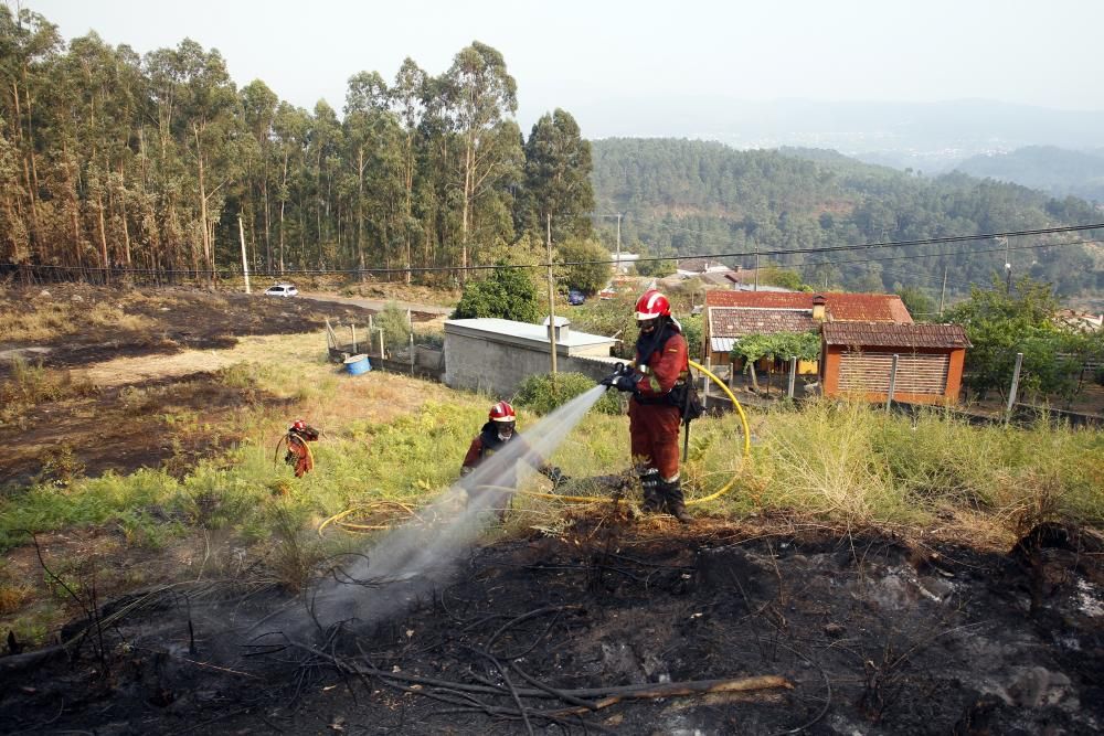 Los medios de lucha contra incendios han conseguido estabilizar el fuego y ha sido desactivada la situación de alerta. Alberto Núñez Feijóo estuvo ayer en Arbo para seguir las labores de los profesion