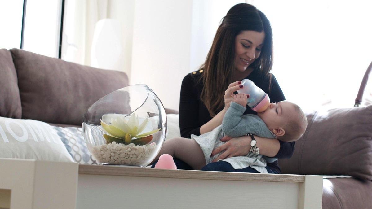 Los biberones de Happymami se personalizan para que tengan una tetina a medida con la forma del pecho de la madre, y además cuentan con matronas que orientan por WhatsApp sobre la lactancia materna