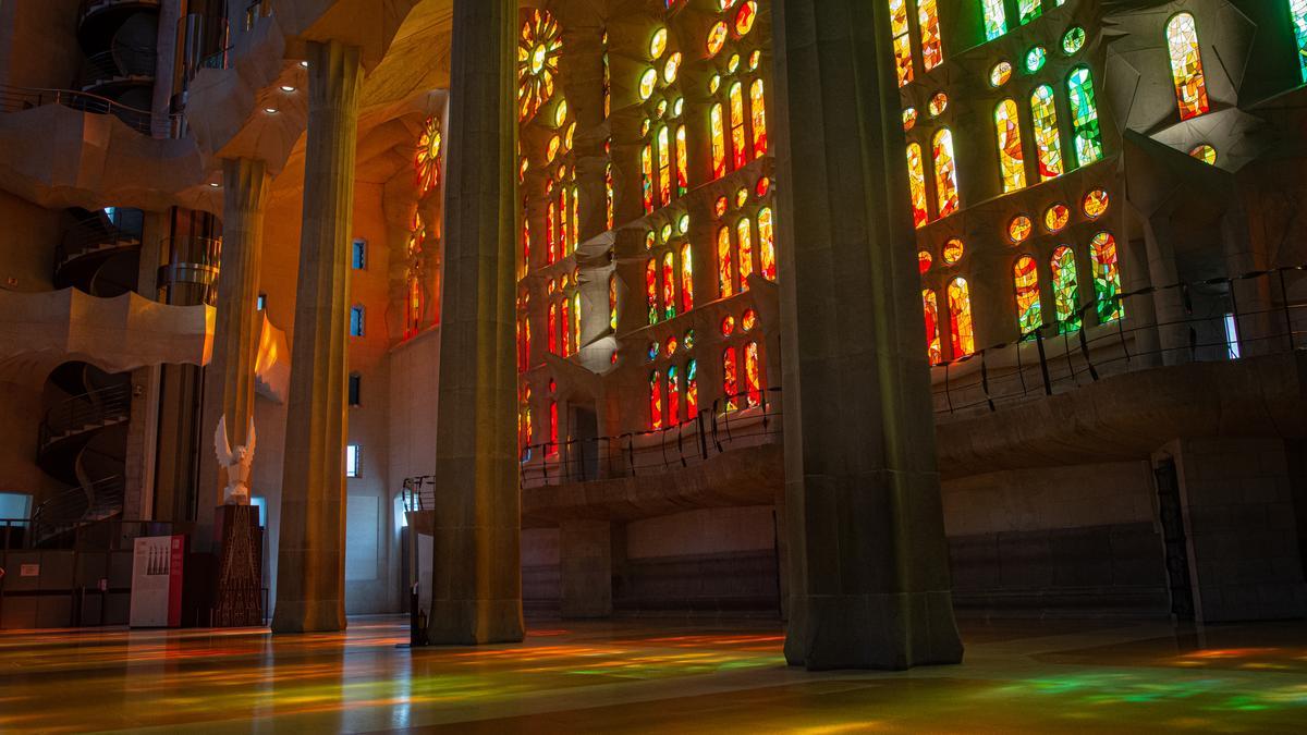Juego de luces en el interior de la Sagrada Família.
