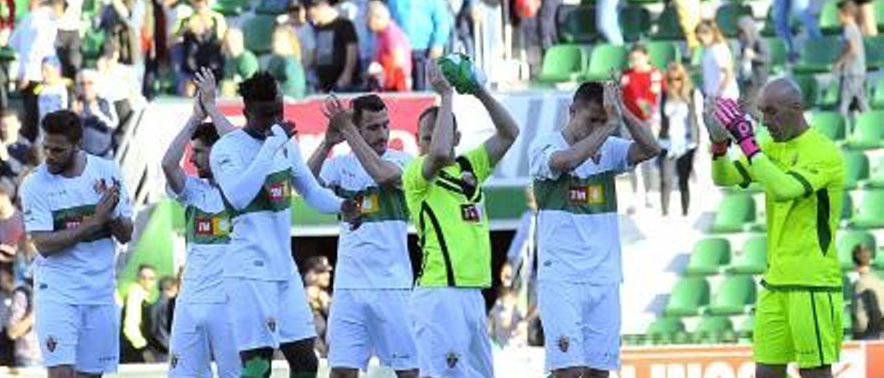 Los jugadores del Elche celebran con la afición la clasificación para el «play off» de ascenso.