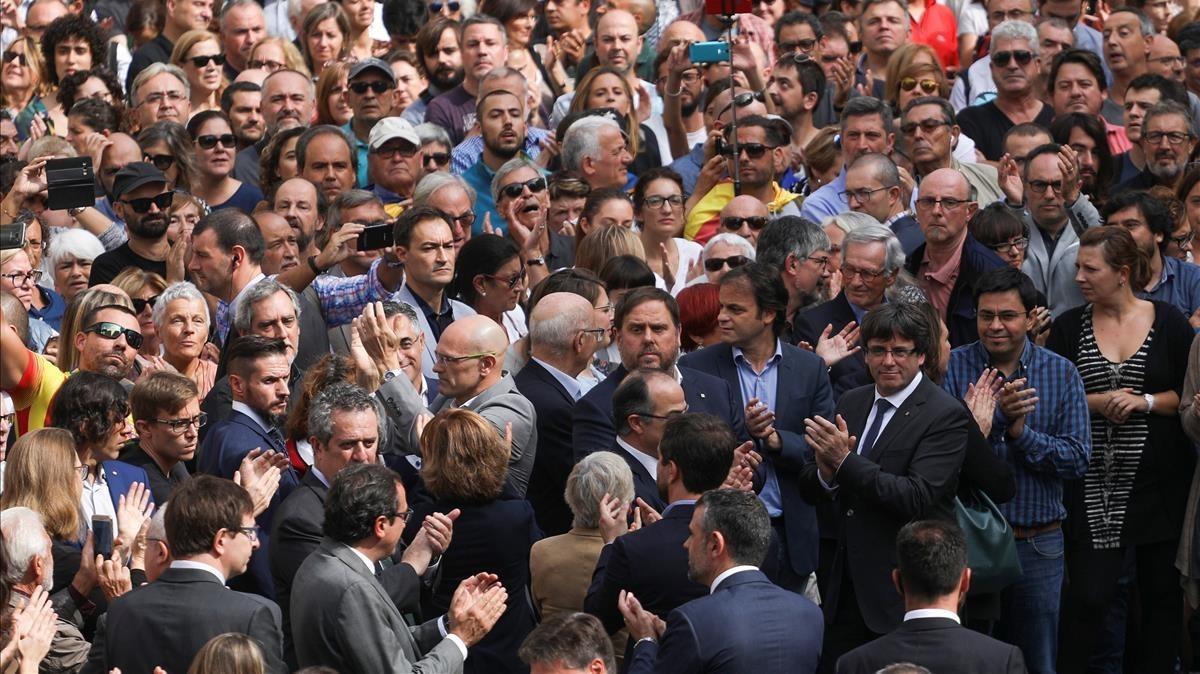 zentauroepp40385307 catalan president carles puigdemont  bottom r  applauds with171002124623