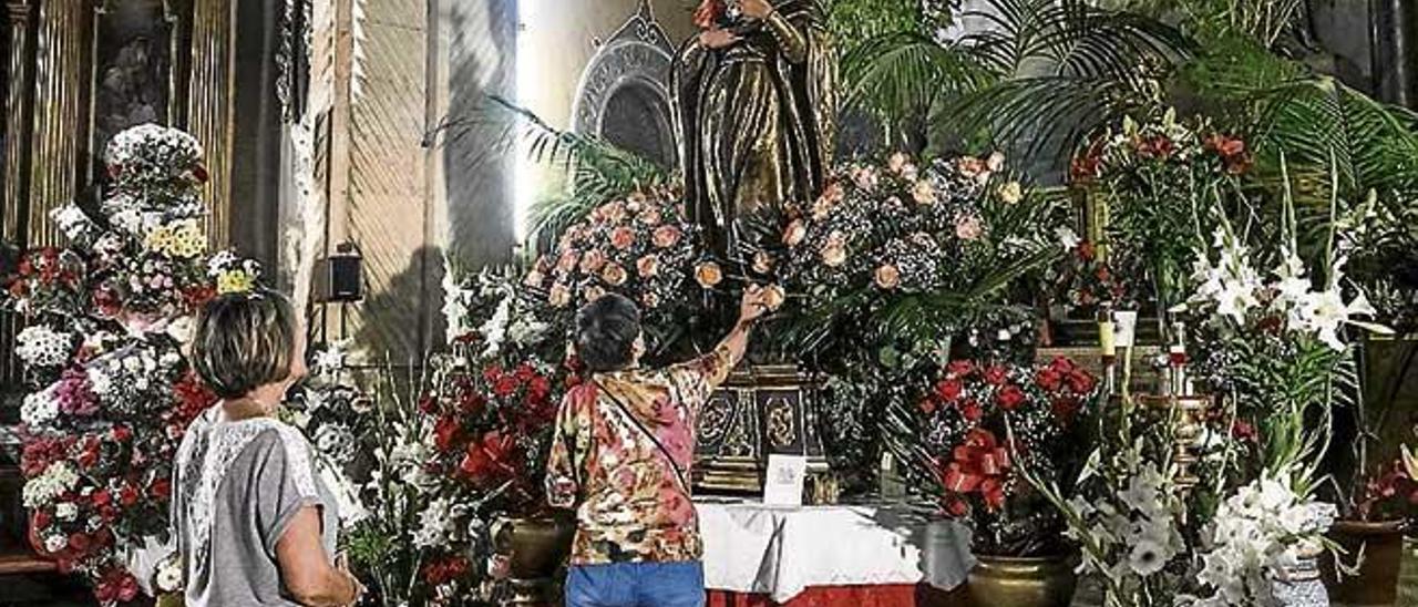 Las flores llenaron la iglesia dels Socors.