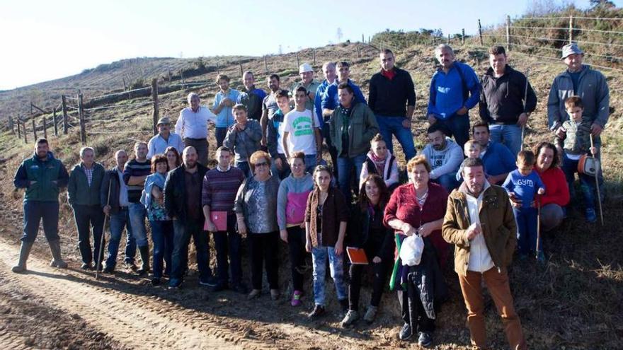 La concentración de protesta organizada ayer en los montes de La Casilla.