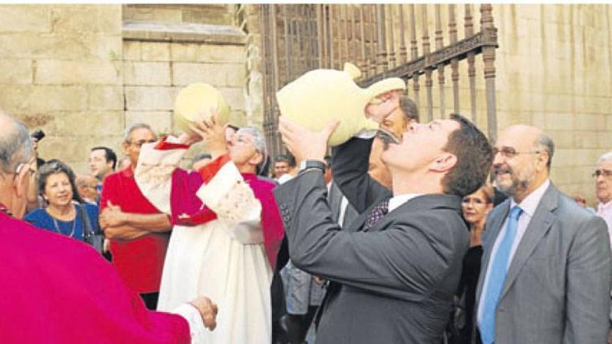 Los políticos piden ayuda a la Virgen para salir de la crisis