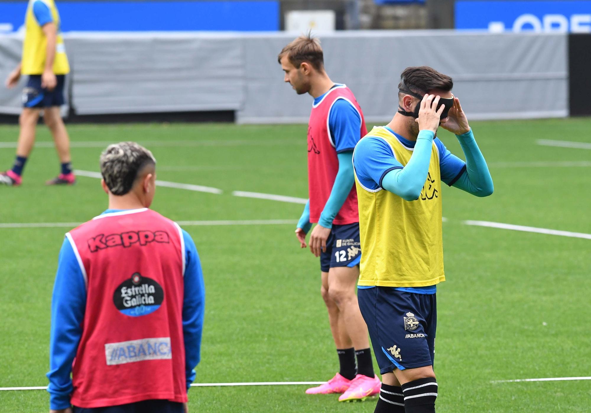 Lucas y Quiles entrenan con máscaras en Riazor