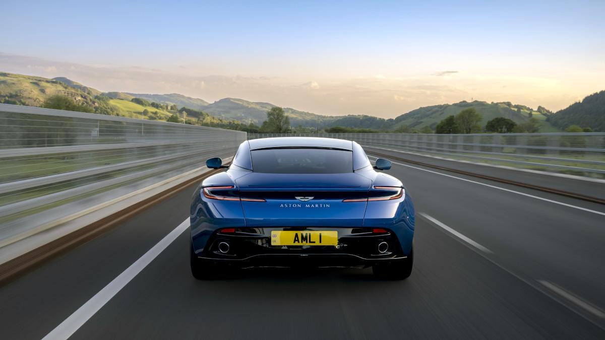 En Snowdonia la música suena mejor conduciendo un Aston Martin