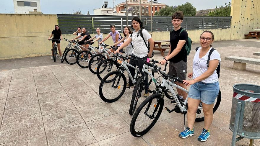 Un grupo de alumnos y una profesora, esta mañana, con las bicicletas.