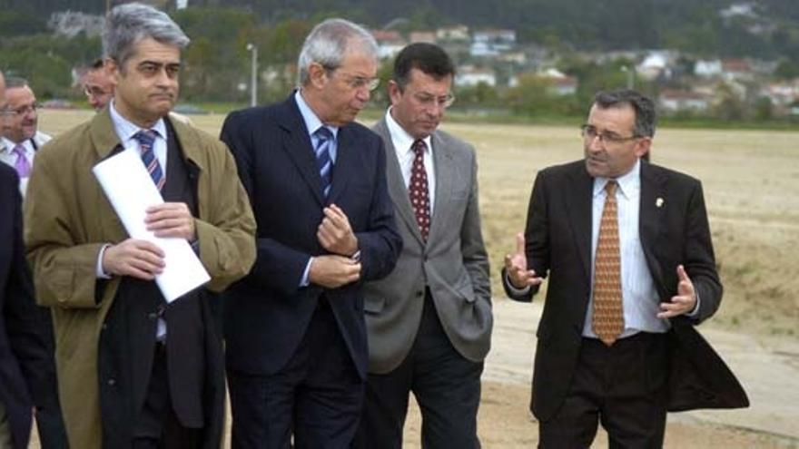 López Peña, a la derecha de Pérez Touriño, en su última visita al polígono de Porto do Molle, en Nigrán.