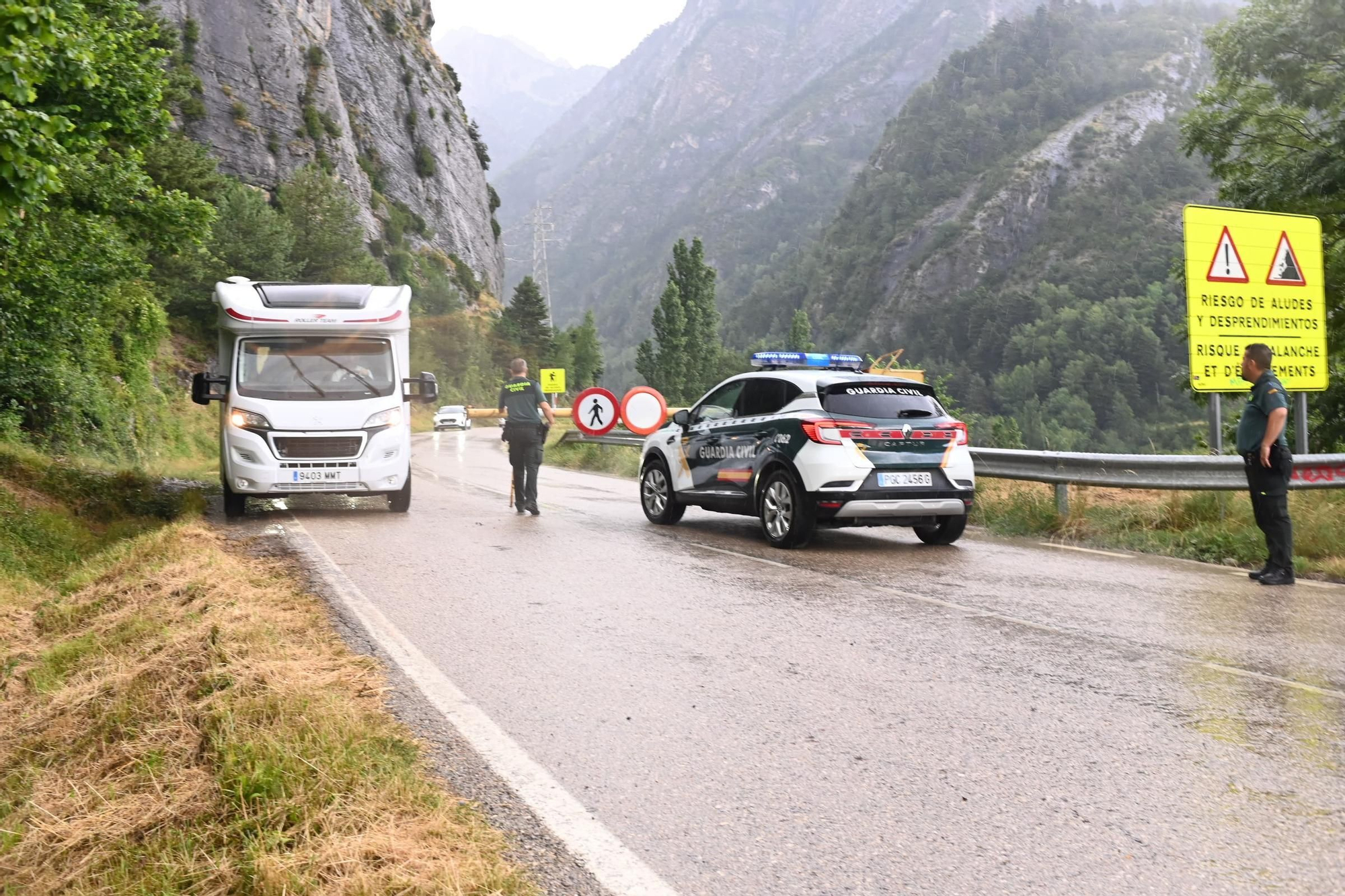 En imágenes | La DGA evacua a las personas aisladas en el Balneario de Panticosa y continúa trabajando en el arreglo de la carretera