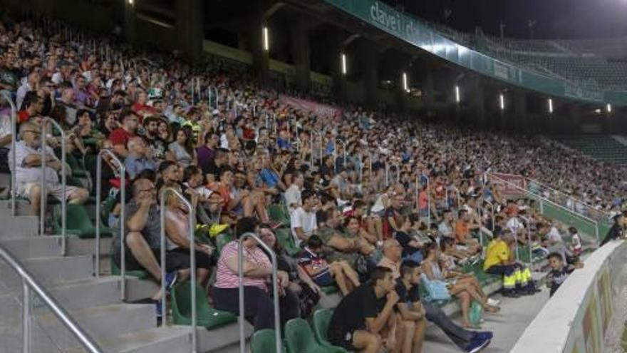 Los aficionados del Elche animando a su equipo.