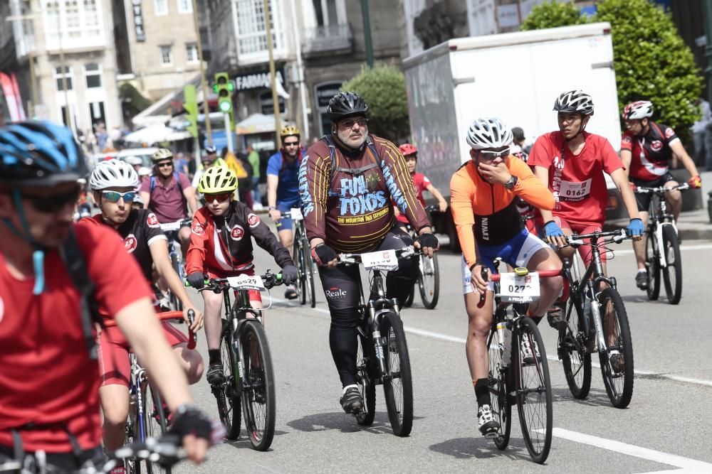 Centenares de vigueses de todas las edades participaron ayer en la marcha ciclista A Pedaliña que recorrió el centro de la ciudad para conmemorar el Día Mundial del Medio Ambiente y a favor de Unicef