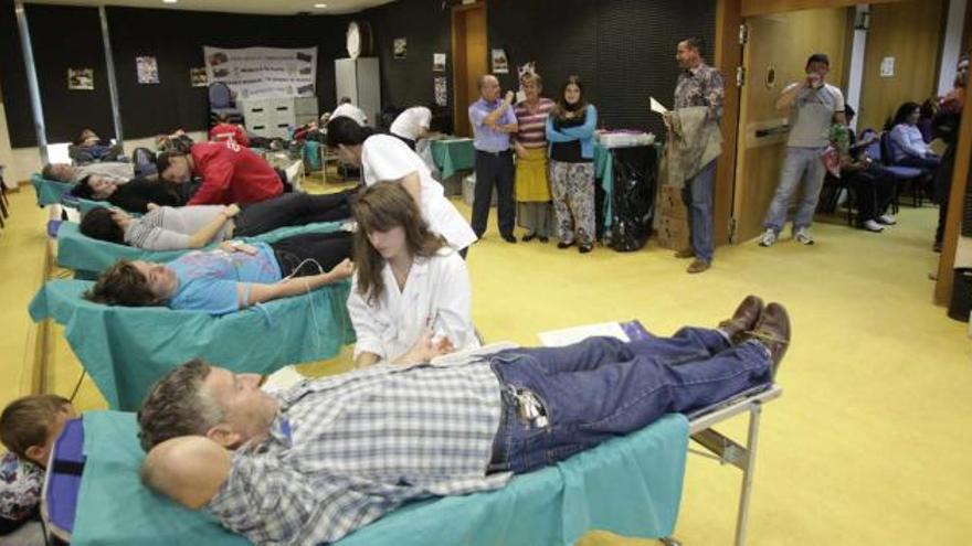 El centro de transfusiones instaló doce camillas y, pese a ello, los donantes tuvieron que hacer colas de hasta media hora.