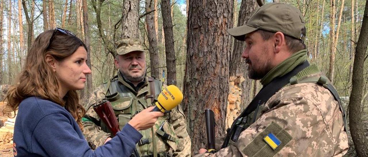 Carla Verdés Enrich entrevistant soldats ucraïnesos