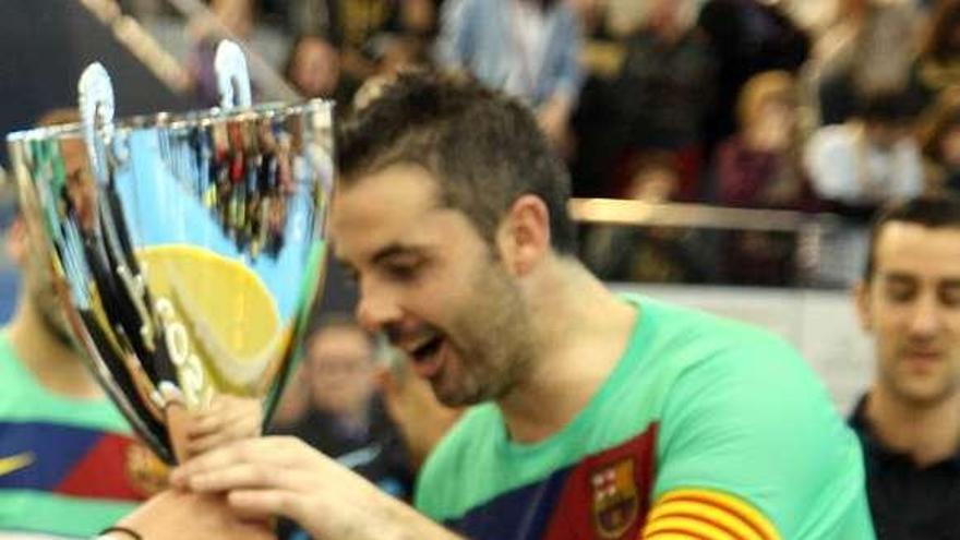 Borregán recoge el trofeo de campeón de la Copa del Rey. / &#039;fep.es&#039;