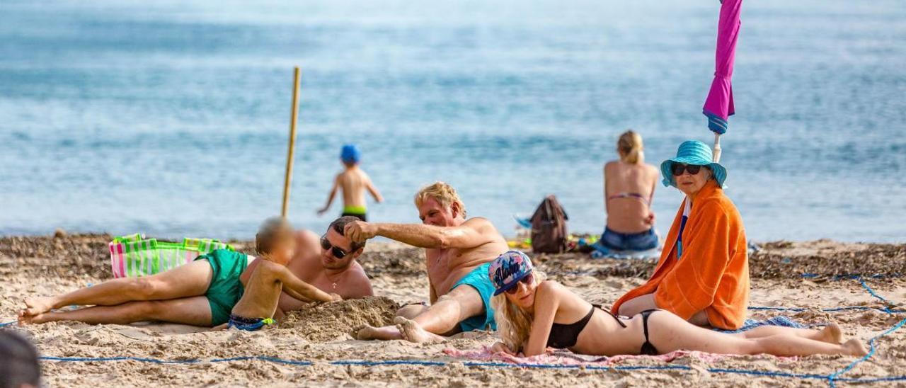 Turistas en la playa de Levante de Benidorm, donde este verano hay restricciones de espacio por la prevención frente al covid-19.