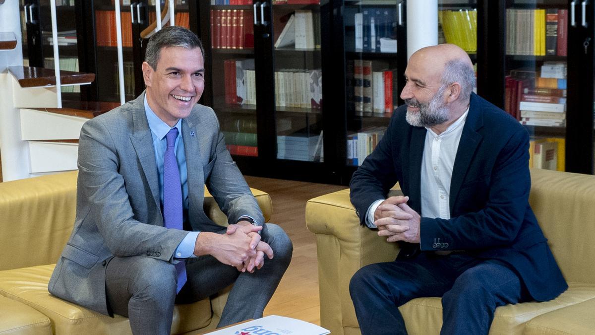 El presidente del Gobierno, Pedro Sánchez, con Néstor Rego, diputado del BNG.