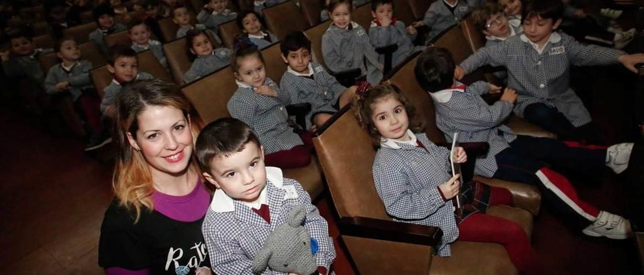 Dulce Victoria Pérez, con los alumnos de las Doroteas, durante una lectura de cuentos de LA NUEVA ESPAÑA de Avilés.