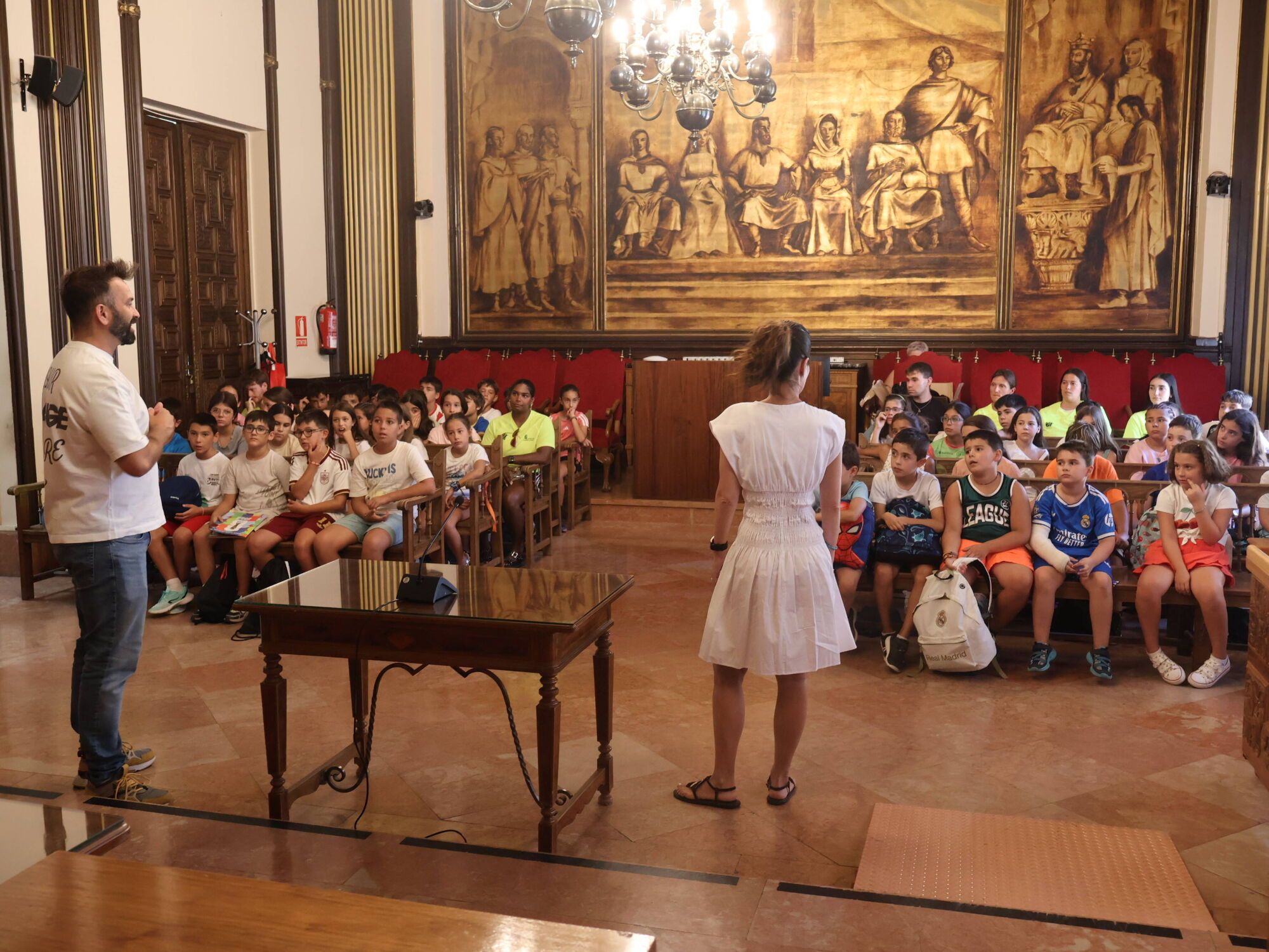 Medio centenar de escolares del programa "Conciliamos" conocen el funcionamiento del Ayuntamiento de Zamora