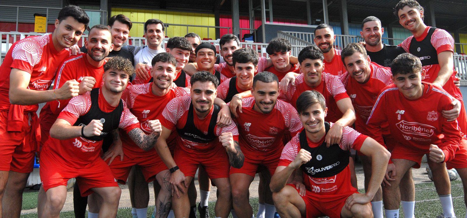 Los jugadores del Estradense, ayer, en el Novo Municipal, antes de realizar su último entrenamiento para el partido de hoy. | BERNABÉ/JAVIER LALÍN