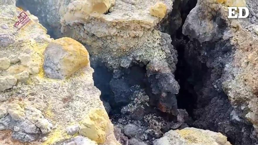 Emanaciones de dióxido de azufre por las grietas del volcán Tajogaite, en La Palma