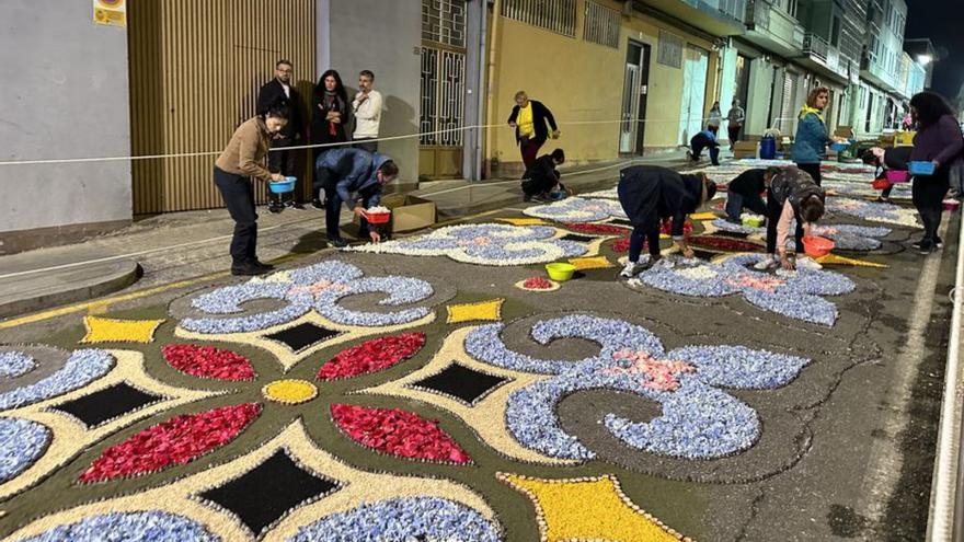 Confección de alfombras florales en Ponteareas.